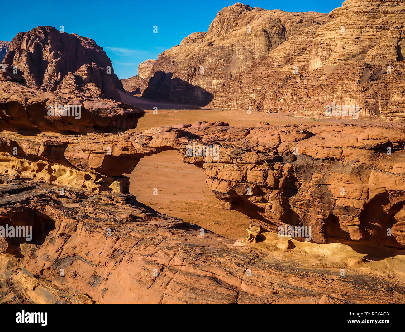 Wunderschöne Landschaft einer natürlichen Bögen im Wadi Rum Wüste Jordanien Stockfoto