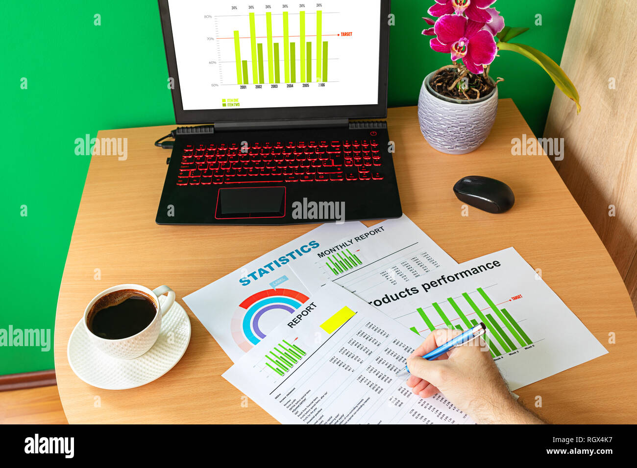 Geschäftsmann hand Analyse finanzieller Bericht Business Grafiken und Diagramme - Arbeitsplatz mit Laptop Tasse Kaffee und Diagramme - Analyse Arbeitsbericht conc Stockfoto