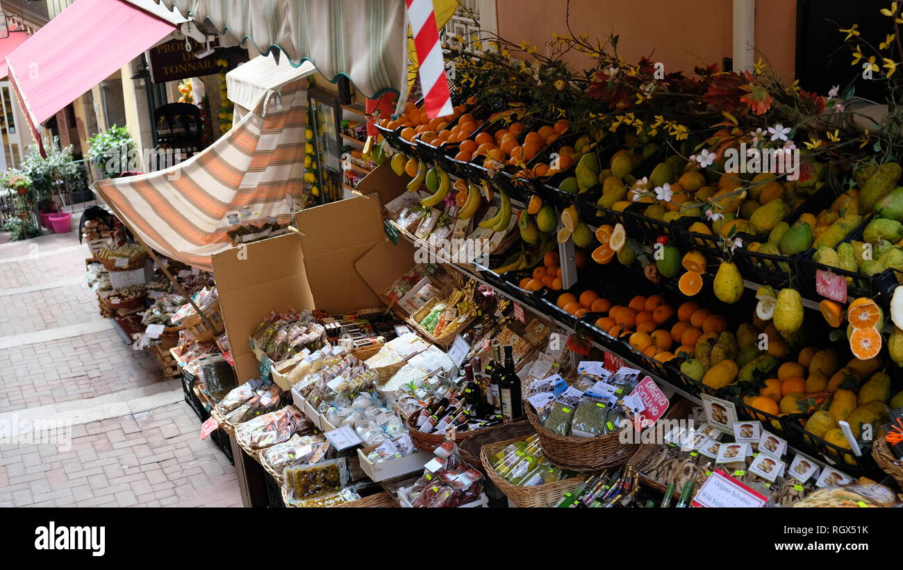 Taormina, Provinz Messina, Sizilien. Ein Spaziergang durch die Stadt ist es üblich, bunten Geschäften wie diesem zu sehen. Stockfoto