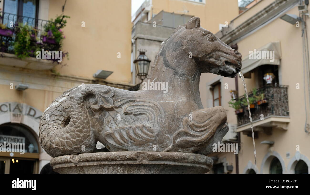 Taormina, Provinz Messina, Sizilien. Befindet sich in der Piazza del Duomo, der Brunnen der Piazza Duomo wurde im Jahre 1635 erbaut und ist ein Beispiel für den barocken Stil. Stockfoto