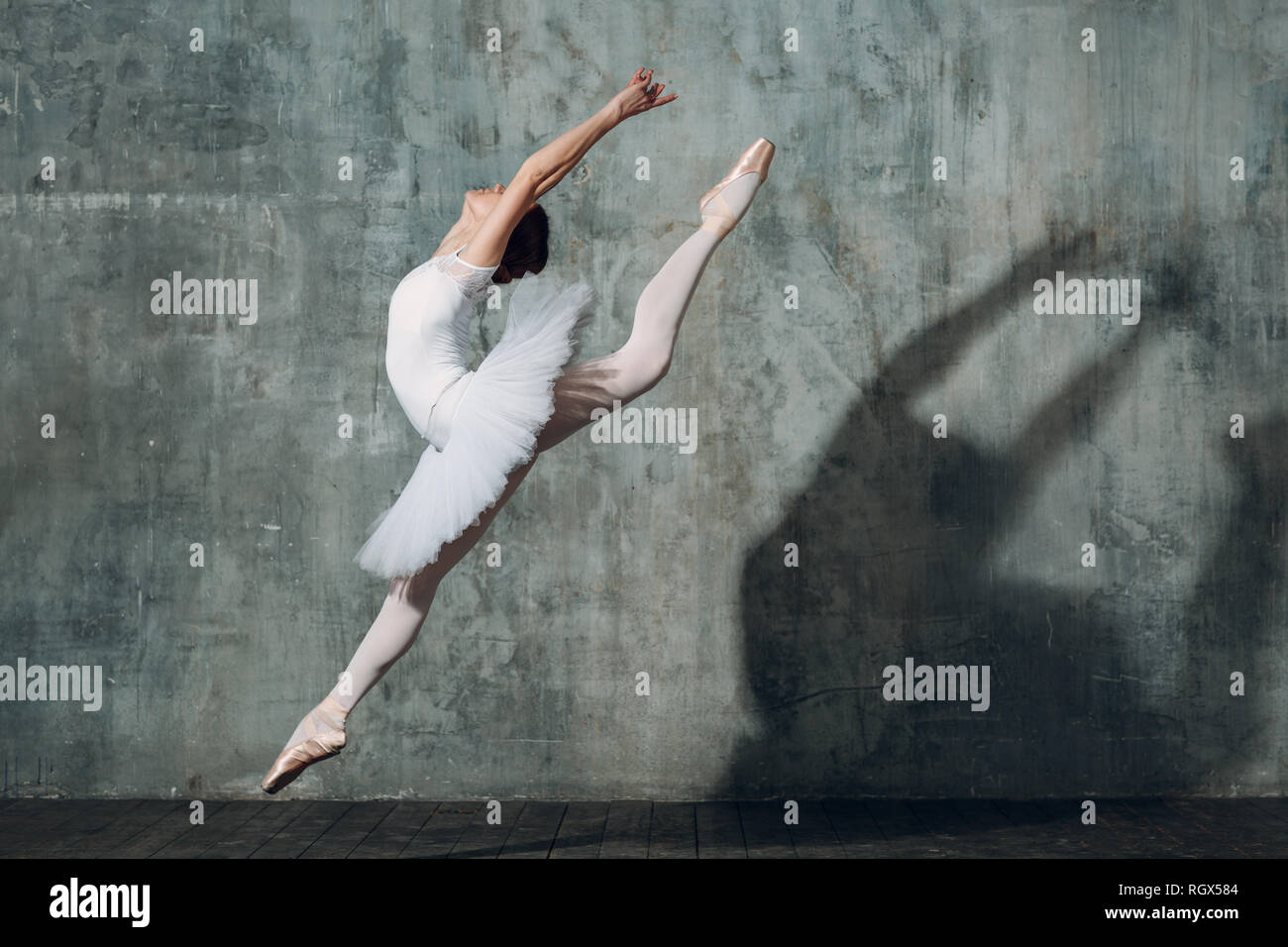 Springen Ballerina. Junge schöne Frau Ballett Tänzerin, in professionellen Outfit gekleidet, Spitzenschuhe und weißen Tutu. Stockfoto