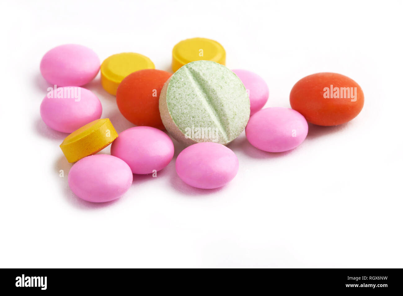 Vitamine, Pillen und Tabletten auf weißem Hintergrund Stockfoto