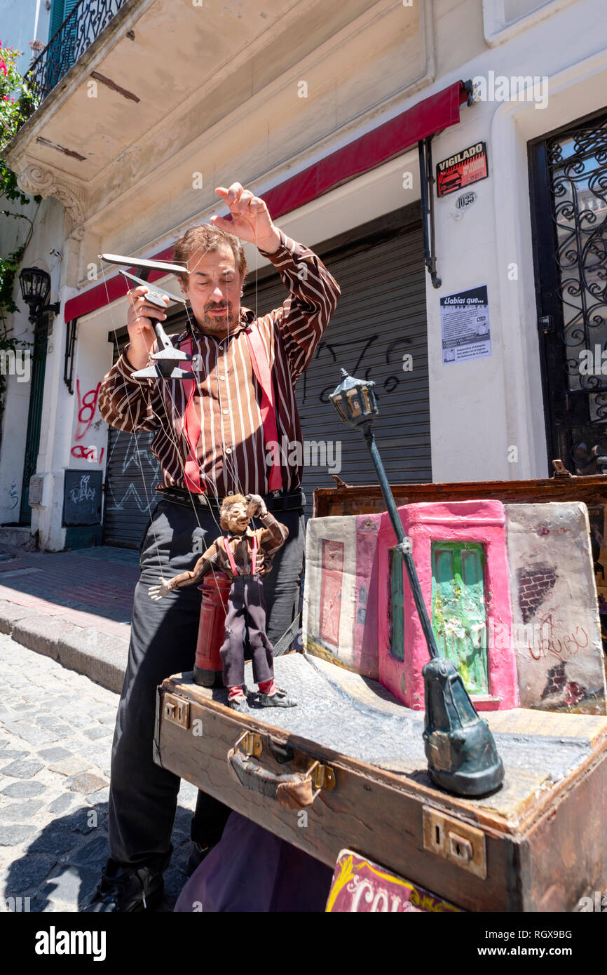 Street Performer mit einer Marionette, Marionette, im Stadtteil San Telmo Markt am Sonntag in Buenos Aires, Argentinien. Stockfoto