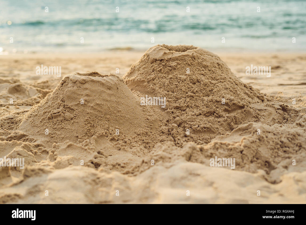 Ein Vulkan aus Sand am Strand Stockfoto