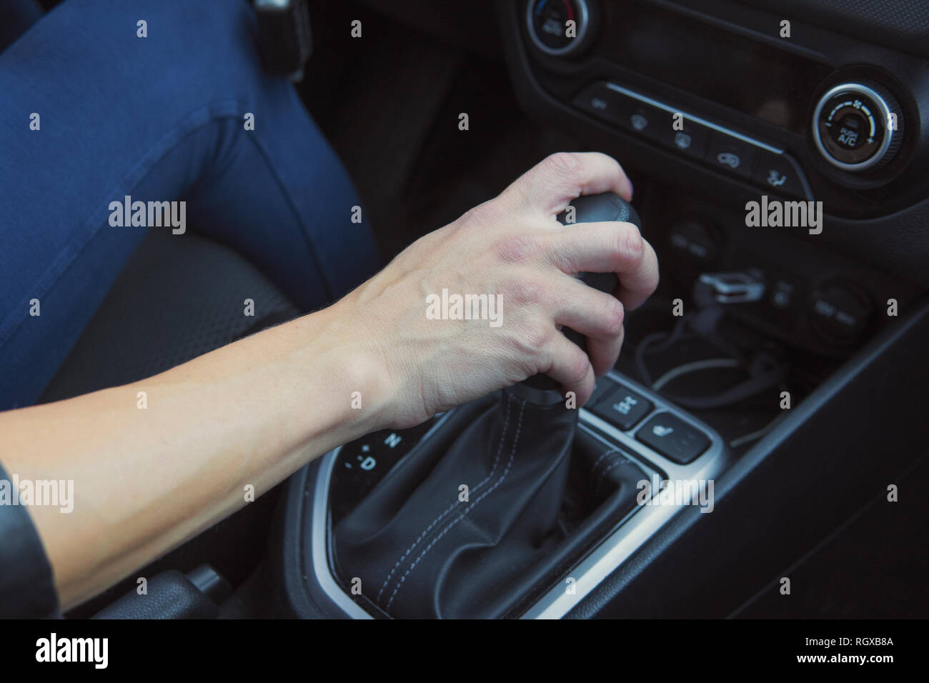 Nahaufnahme von Frau Schalten der Gänge am Automatikgetriebe und  Autofahren. Weibliche hand verschiebt die Hydro in einem Fahrzeug sitzen.  Auto, Auto Verkauf, con Stockfotografie - Alamy