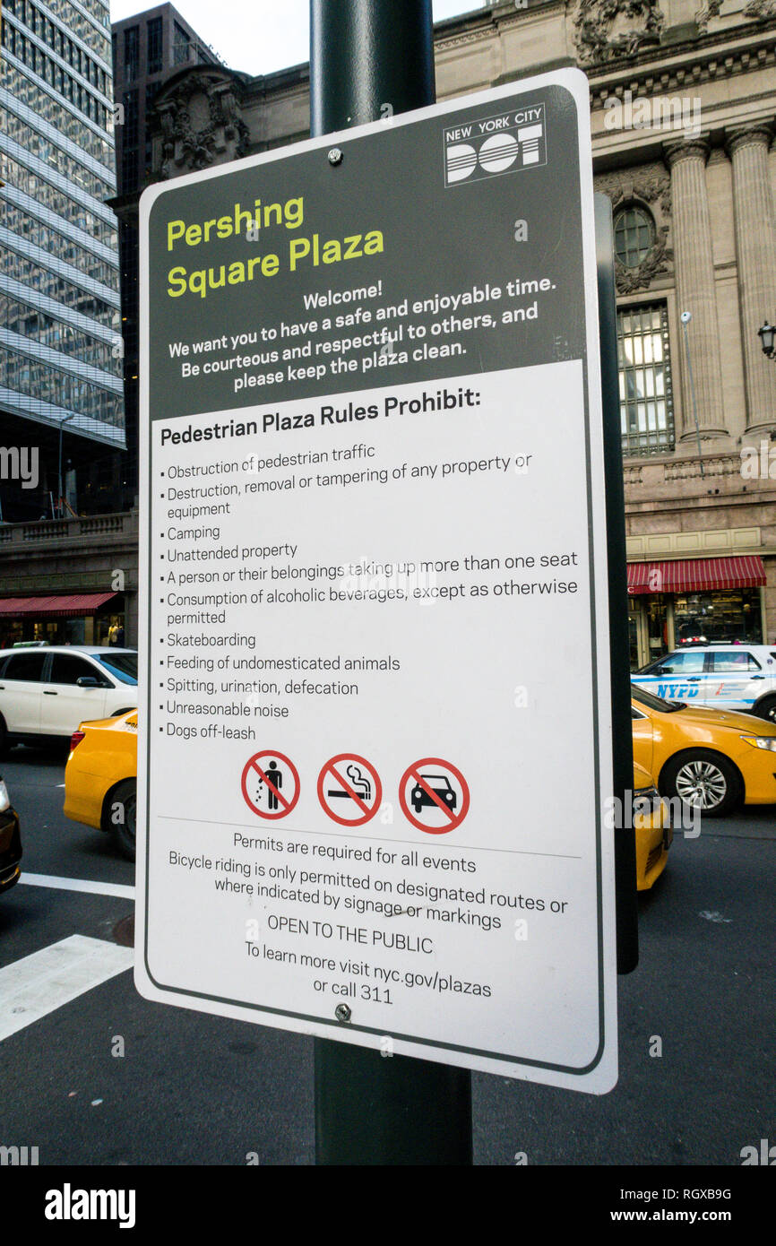 Pershing Square Plaza Zeichen von Regeln mit Grand Central Terminal im Hintergrund, New York City, USA Stockfoto