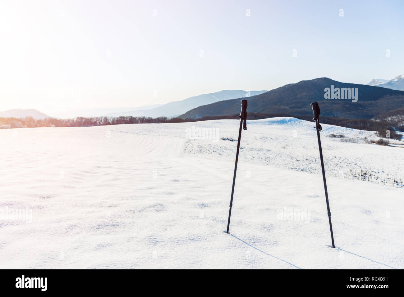 Skistöcke auf einem schneebedeckten Feld Stockfoto