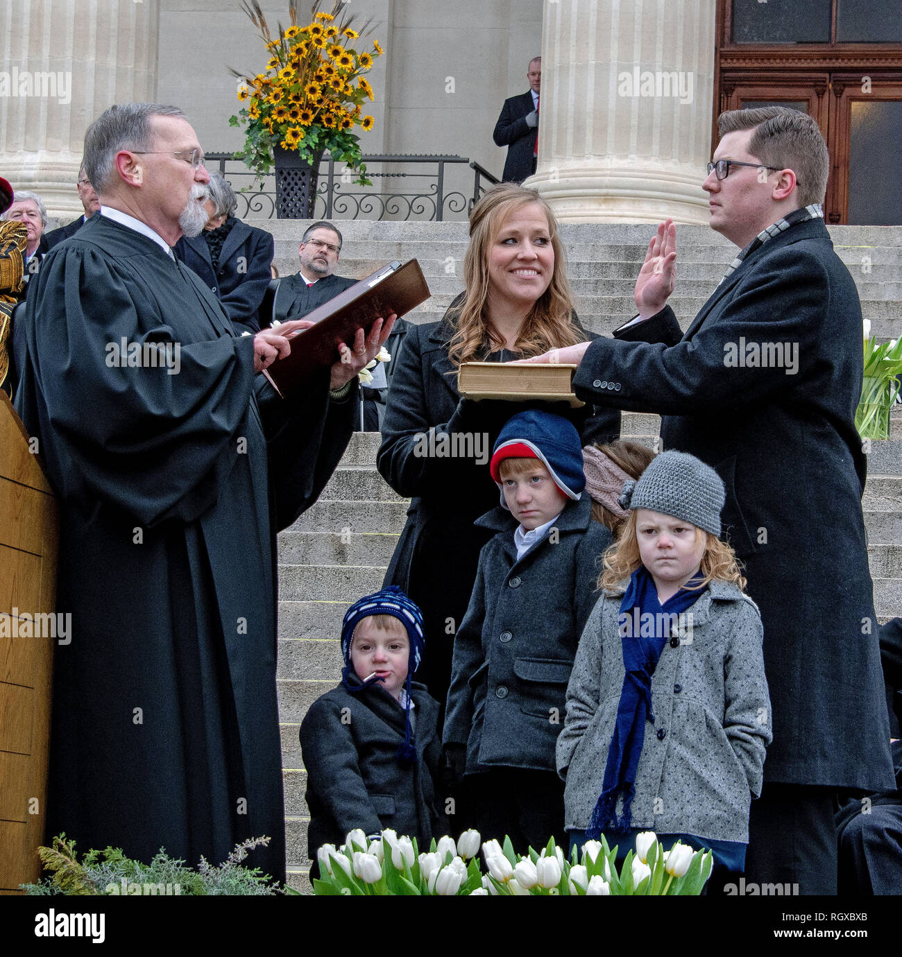 Topeka, Kansas, USA, 14. Januar 2019 Chief Justice der Kansas Supreme Court Lawton Nuss schwört in Joseph LaTurner als Schatzmeister, seine Frau Suzanne die Familie Bibel hält, während 3 Ihrer Kinder stehen vor ihm Gutschrift: Mark Reinstein/MediaPunch Stockfoto