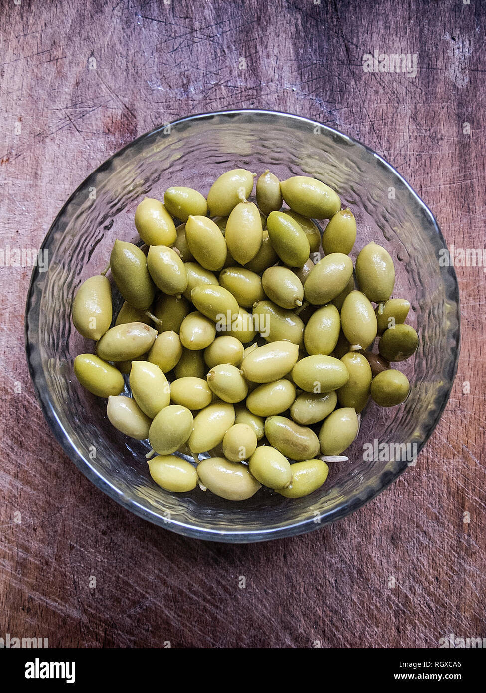 Schüssel kleine grüne Oliven Stockfoto