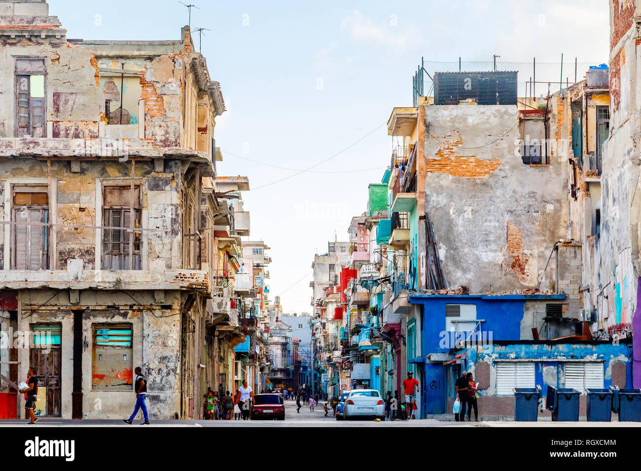 Zerstörten Häuser und Slums entlang der Straße, Havanna, Kuba Stockfoto