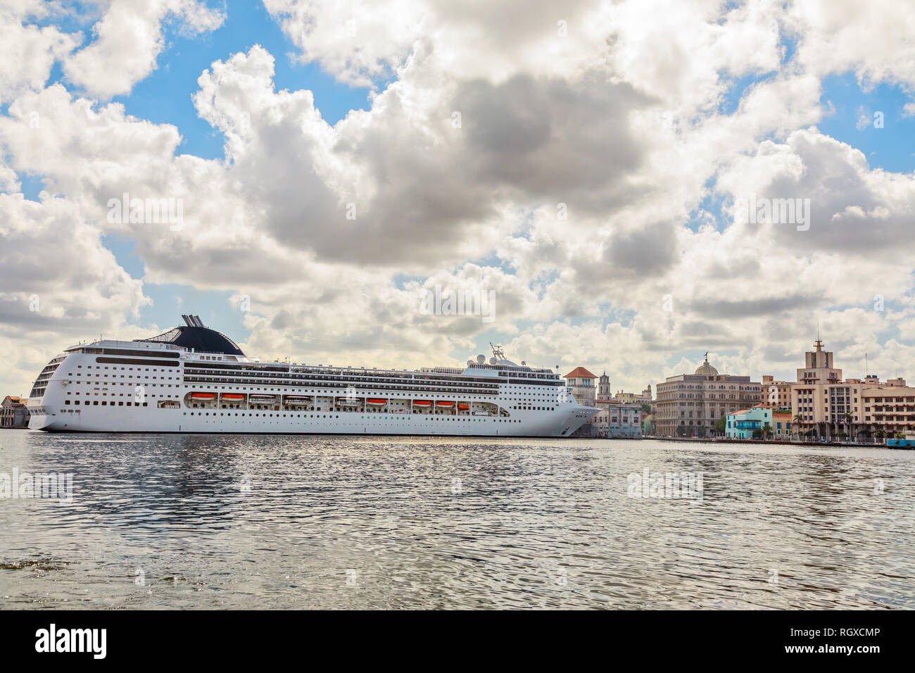 Großen touristischen Kreuzfahrtschiff angedockt im Hafen von Havanna mit blauem Himmel und Wolken Panorama, Kuba Stockfoto