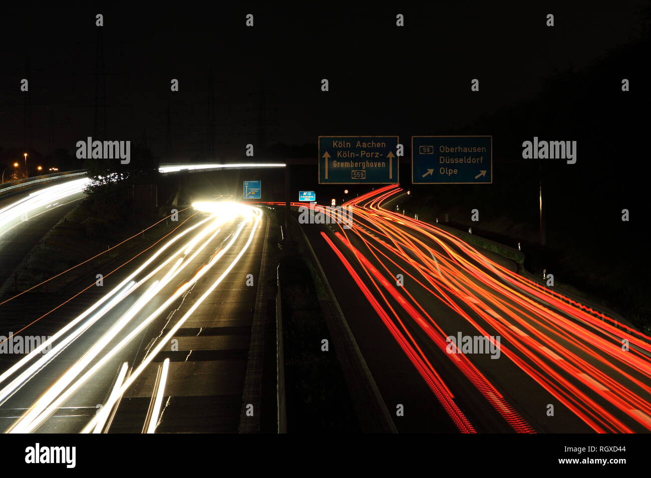 Autobahn in Koeln in der Nacht Stockfoto