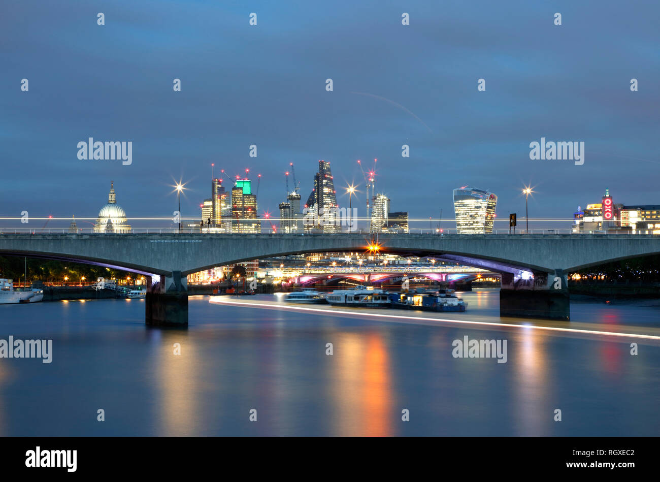Blick über die Themse in der Dämmerung zur Waterloo Bridge und darüber hinaus in der St Paul's Cathedral und die City von London, Großbritannien Stockfoto