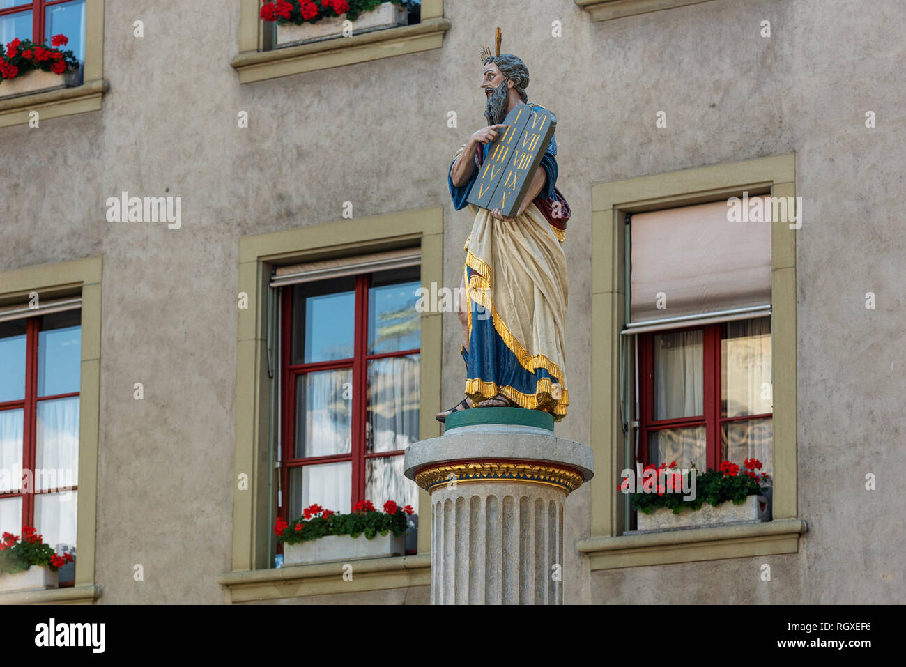 Der mosesbrunnen, Moses Brunnen in der Altstadt. Die Gestalt des Moses die Zehn Gebote halten in Bern, Schweiz. Stockfoto