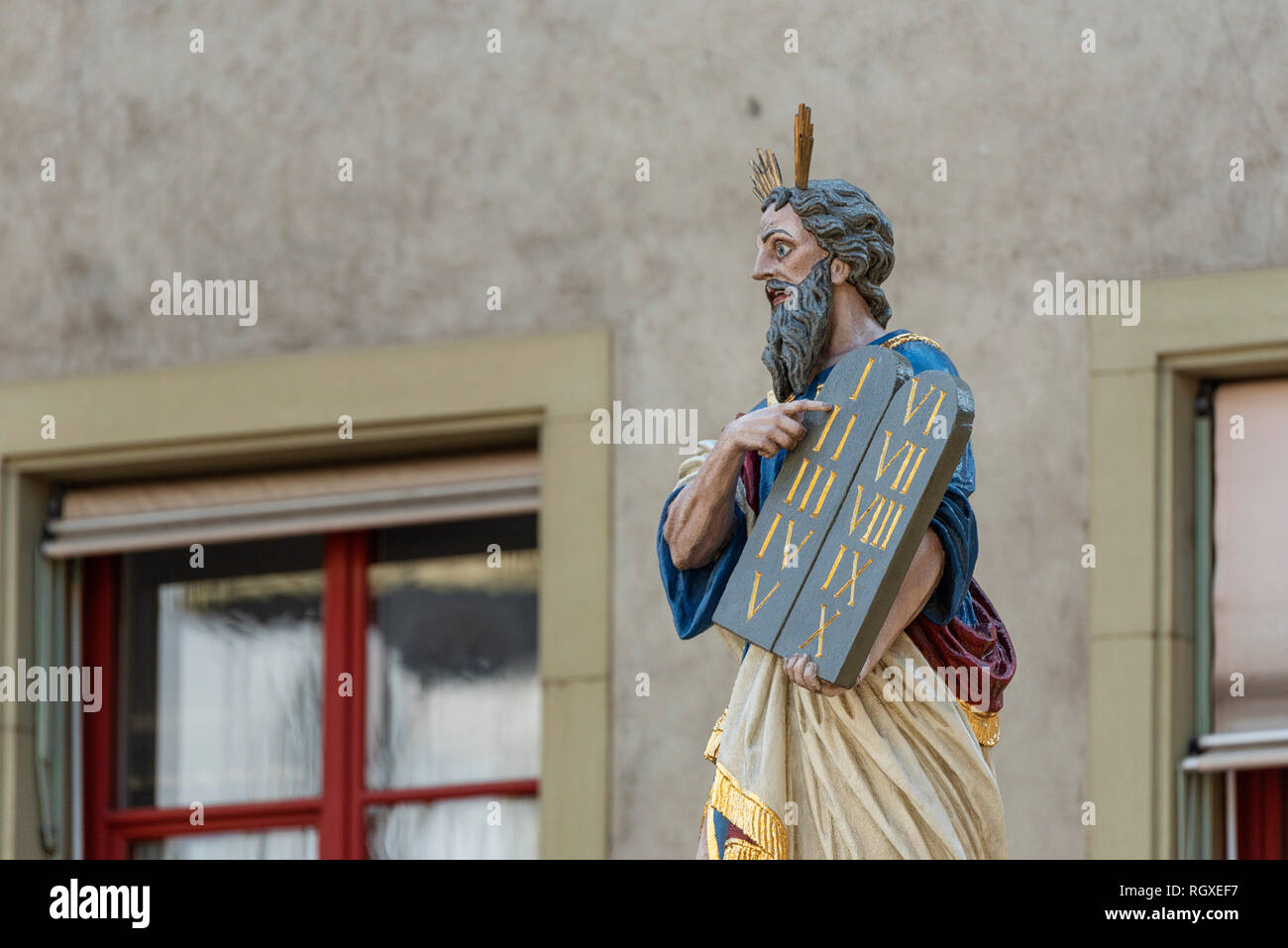 Der mosesbrunnen, Moses Brunnen in der Altstadt. Die Gestalt des Moses die Zehn Gebote halten in Bern, Schweiz. Stockfoto