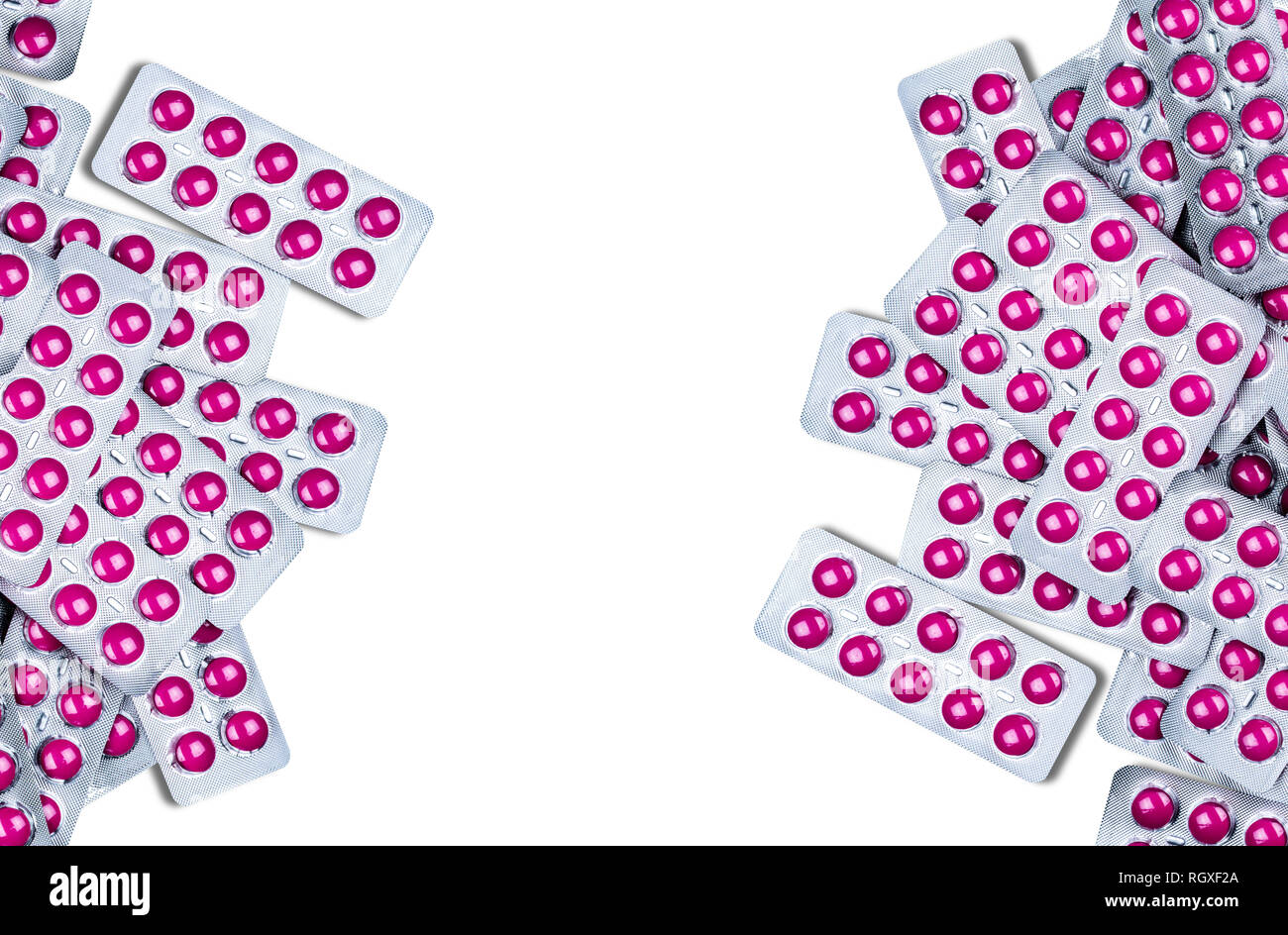 In rosa Tablette Tabletten Ibuprofen in Blistergurt auf weißem Hintergrund mit Kopie Raum isoliert. Ibuprofen zur Linderung Schmerzen, Migräne, hohem Fieber Stockfoto
