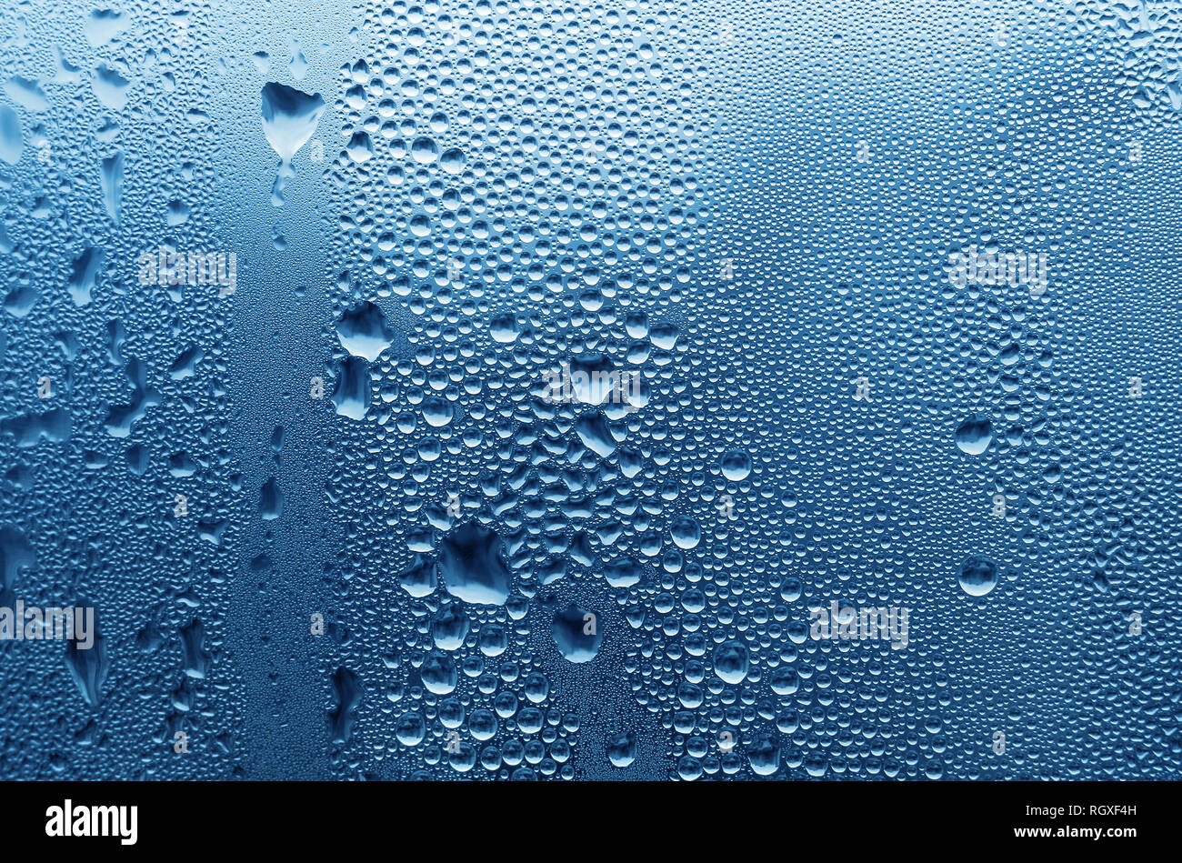 große und feine Wassertropfen auf Glas Stockfoto