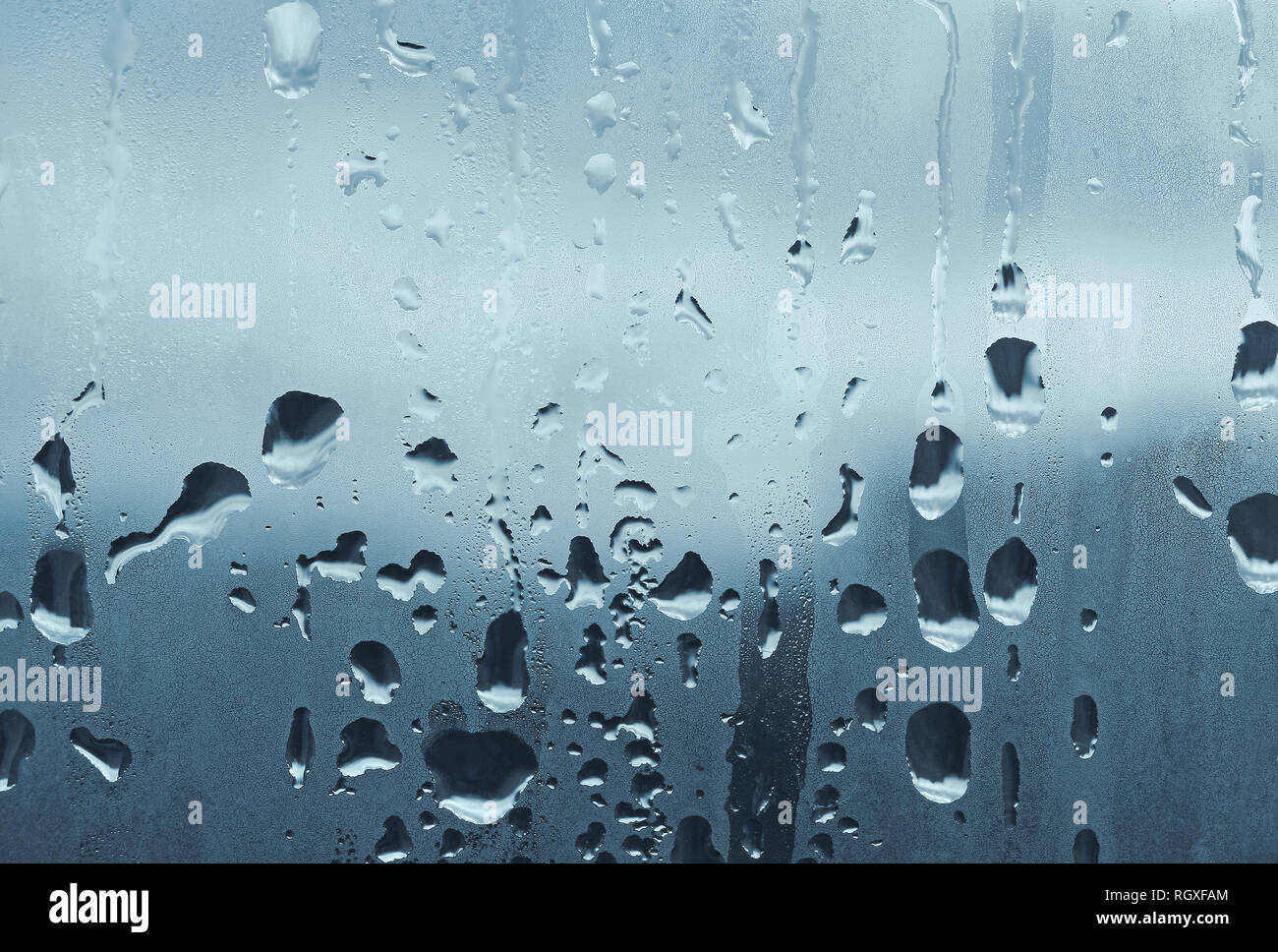 natürliche Wasser tropft auf Fensterglas Stockfoto