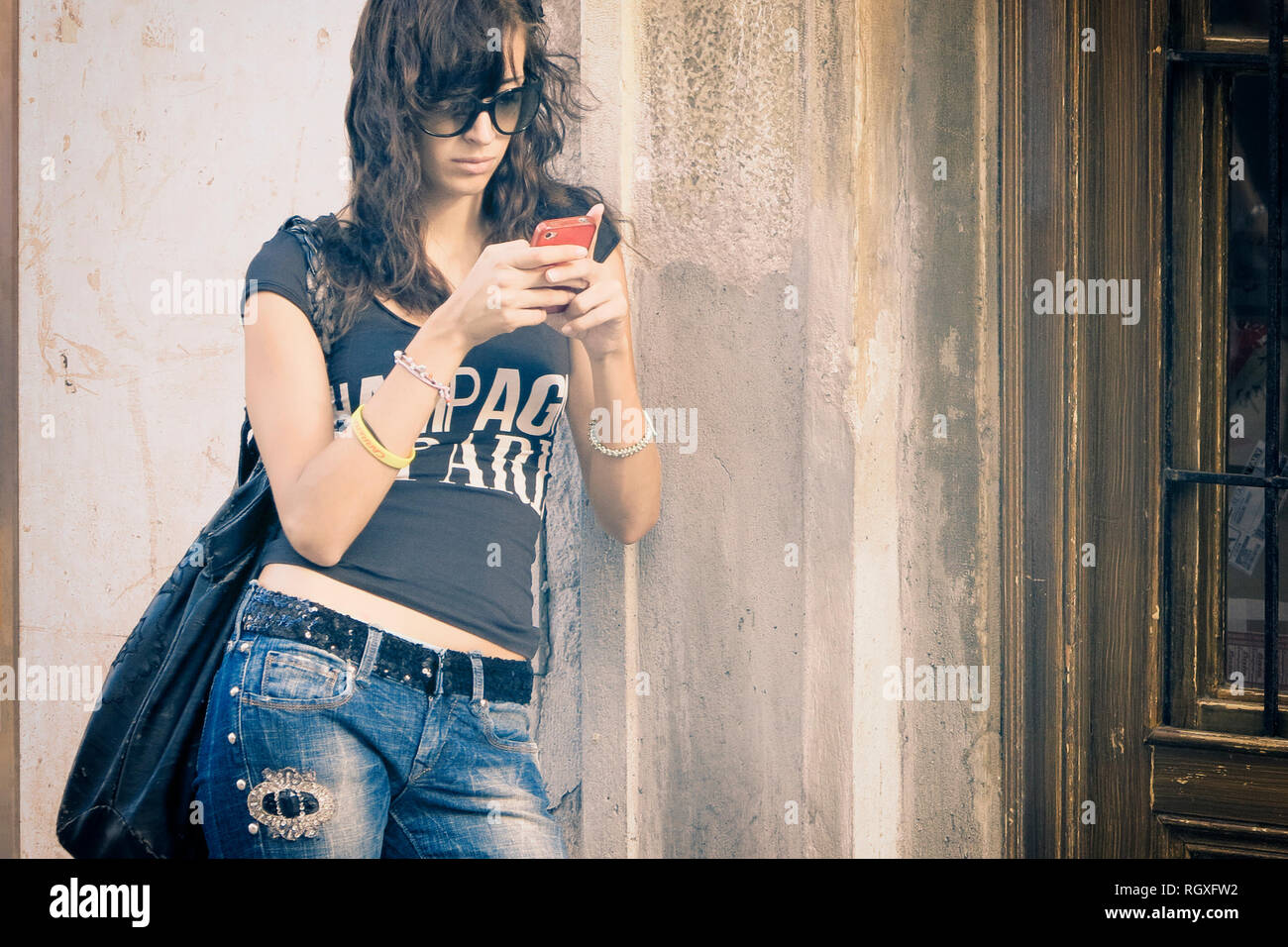 Ein junges Mädchen ist mit ihrem Mobiltelefon. Zelluläre. Smartphone. Stockfoto