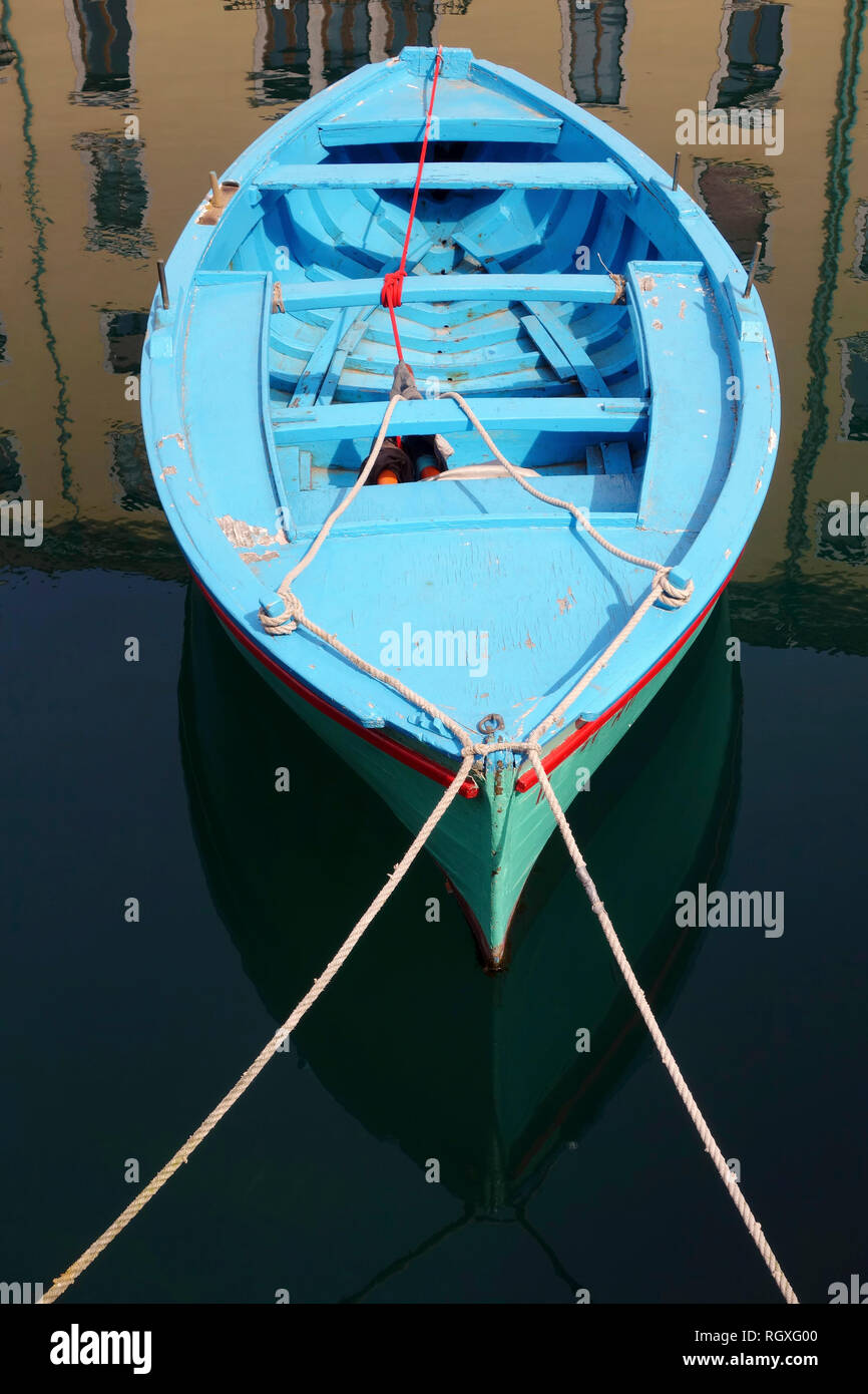 Ein kleines hölzernes Boot an den Rand eines Pier verankert. Stockfoto