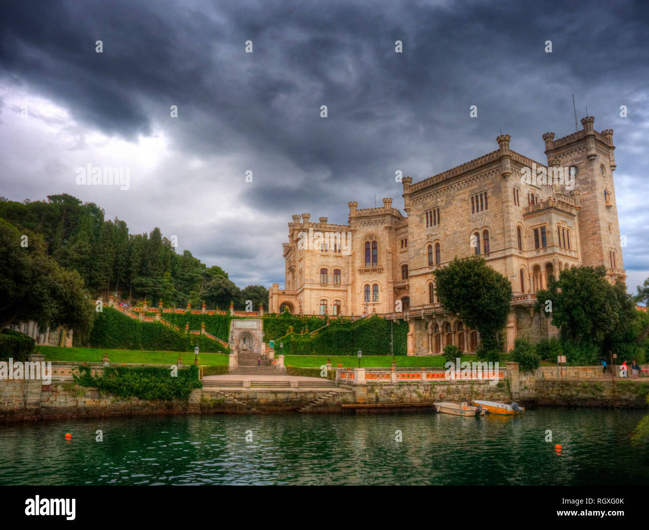 Triest. Italien. Das Schloss Miramare (auch als das Schloss von Prinzessin Sissi bekannt). Stockfoto Triest. Italien. Das Schloss Miramare (auch als das Schloss von Prinzessin Sissi bekannt). Stockfoto
