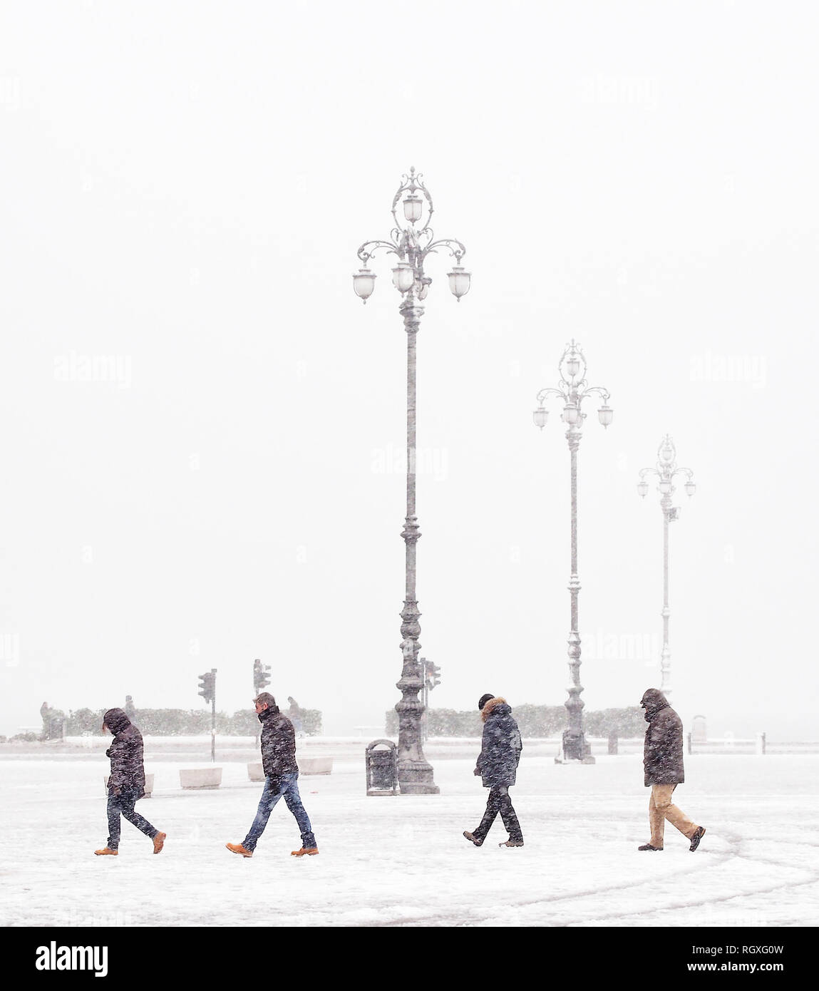Triest. Einige Leute sind zu Fuß in den Schnee. Stockfoto