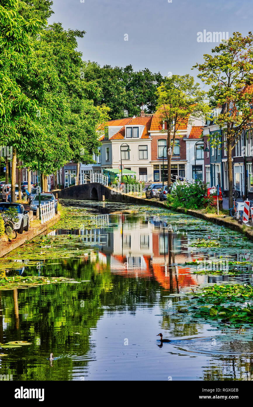 Blick auf die stadt mit Grachten Delft in Holland Stockfoto