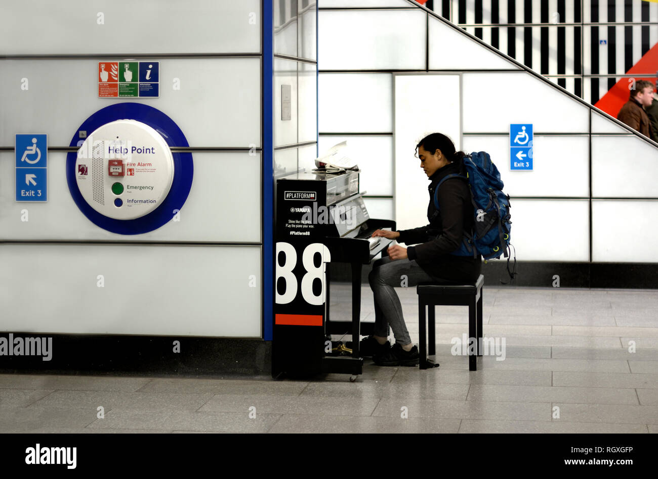 London, England, UK. Der U-Bahnhof Tottenham Court Road - ein Mitglied der reisenden Öffentlichkeit spielen eine Plattform 88 Klavier - Yamaha Klaviere zur Verfügung ich Stockfoto