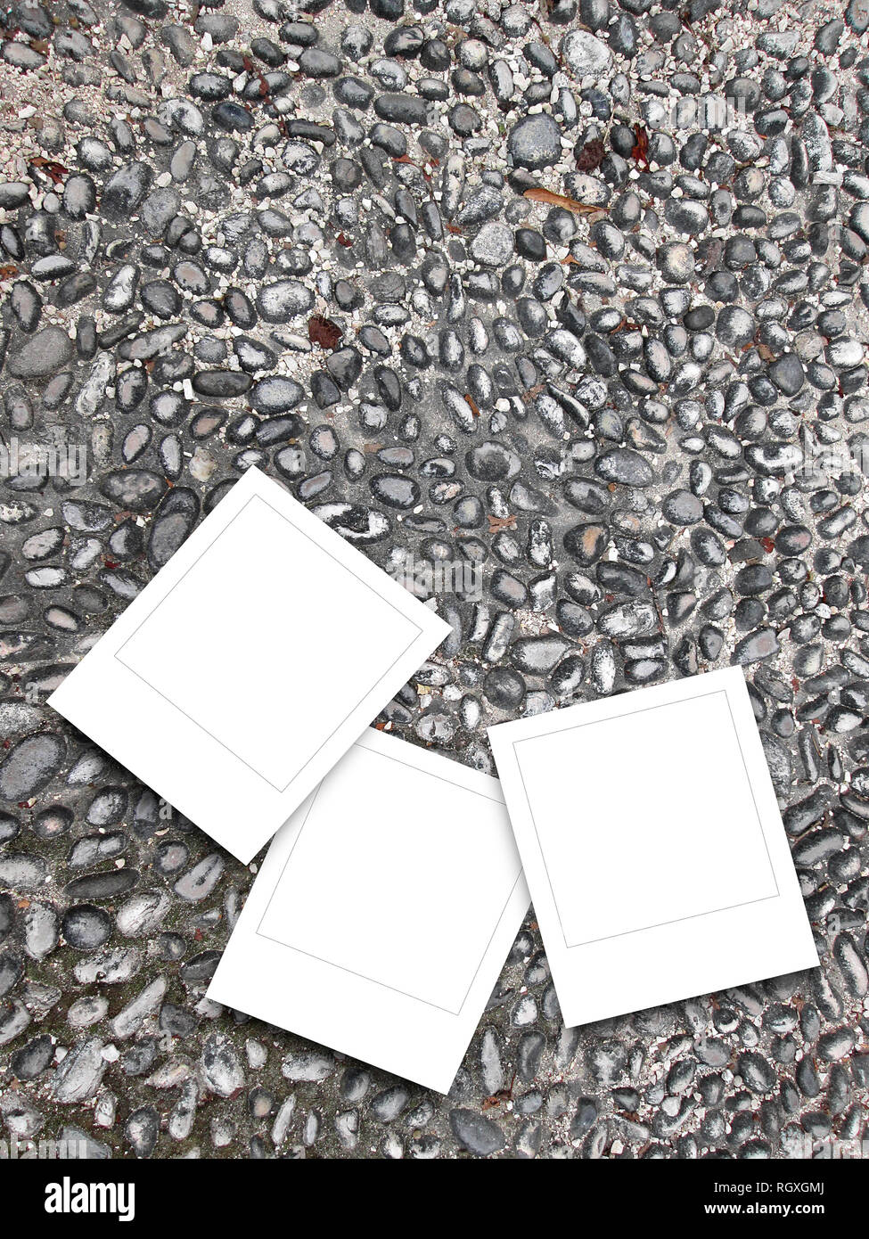 Drei leere Quadrat instant Bilderrahmen auf grauem Kies Hintergrund Stockfoto