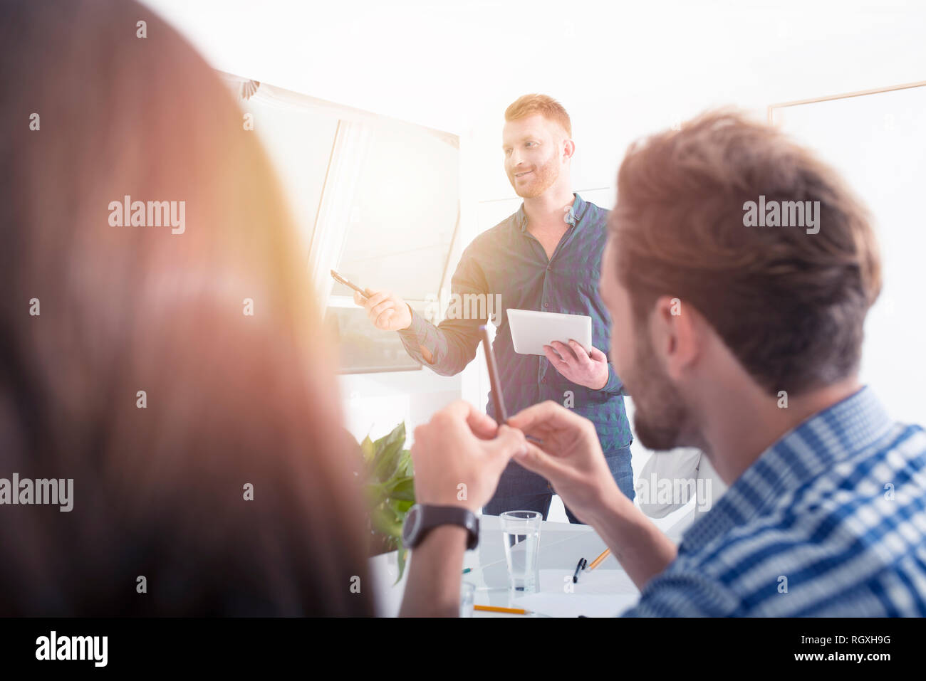 Team von Geschäftsleuten zusammenarbeiten im Amt. Konzept der Teamarbeit und Partnerschaft Stockfoto