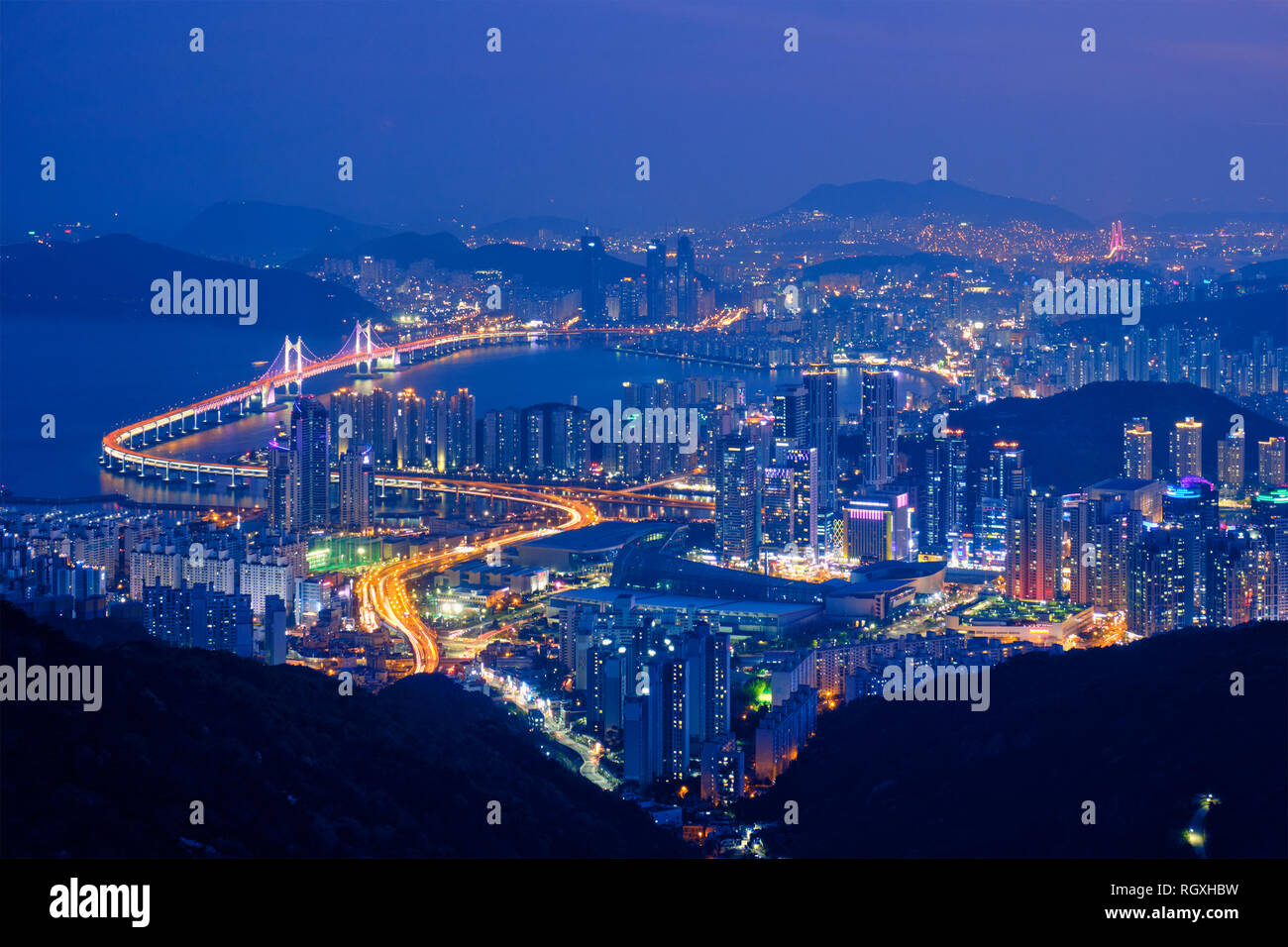Busan Stadtbild mit Wolkenkratzern und Gwangan Brücke bei Nacht beleuchtet. Busan. Südkorea Stockfoto