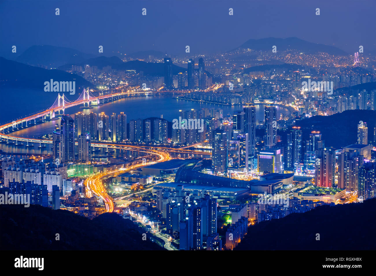 Busan Stadtbild mit Wolkenkratzern und Gwangan Brücke bei Nacht beleuchtet. Busan. Südkorea Stockfoto