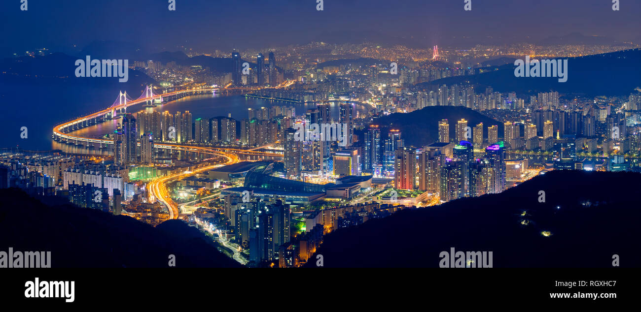 Panorama von Busan Stadtbild mit Wolkenkratzern und Gwangan Brücke bei Nacht beleuchtet. Busan. Südkorea Stockfoto