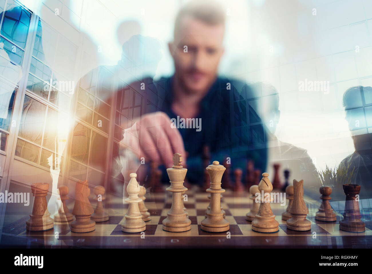 Geschäftsmann spielen mit Schach spiel. Konzept der Business Strategie und Taktik. Doppelte Belichtung Stockfoto