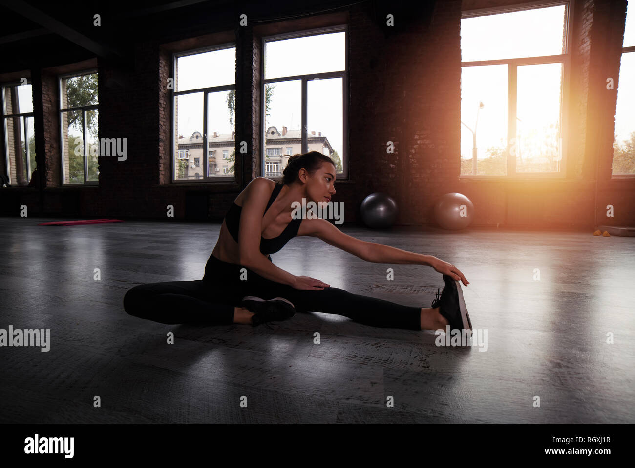 Athletic girl hat Stretching Übungen im Fitnessstudio Stockfoto