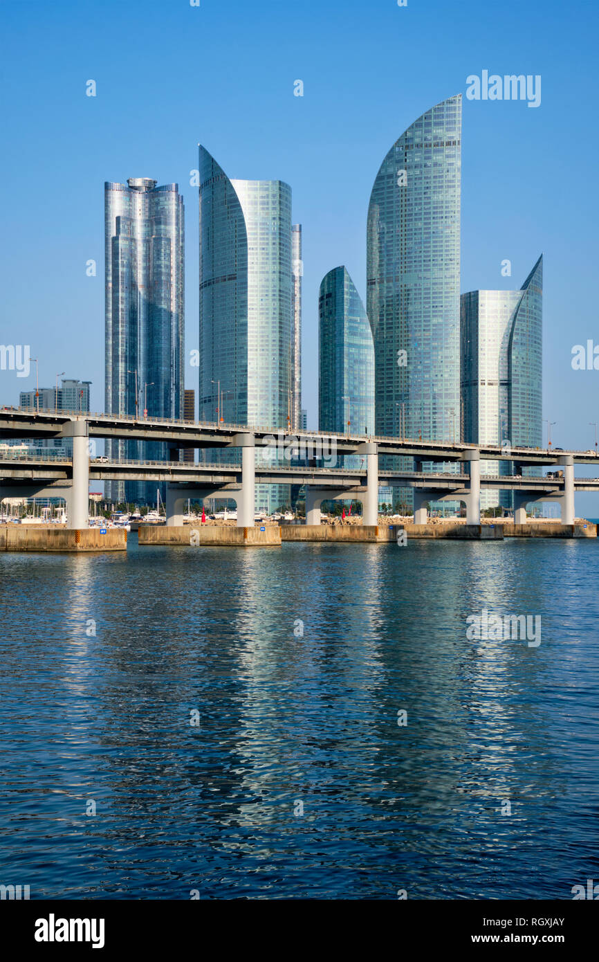 Busan Marine City Wolkenkratzer und Gwangan Brücke, Südkorea Stockfoto