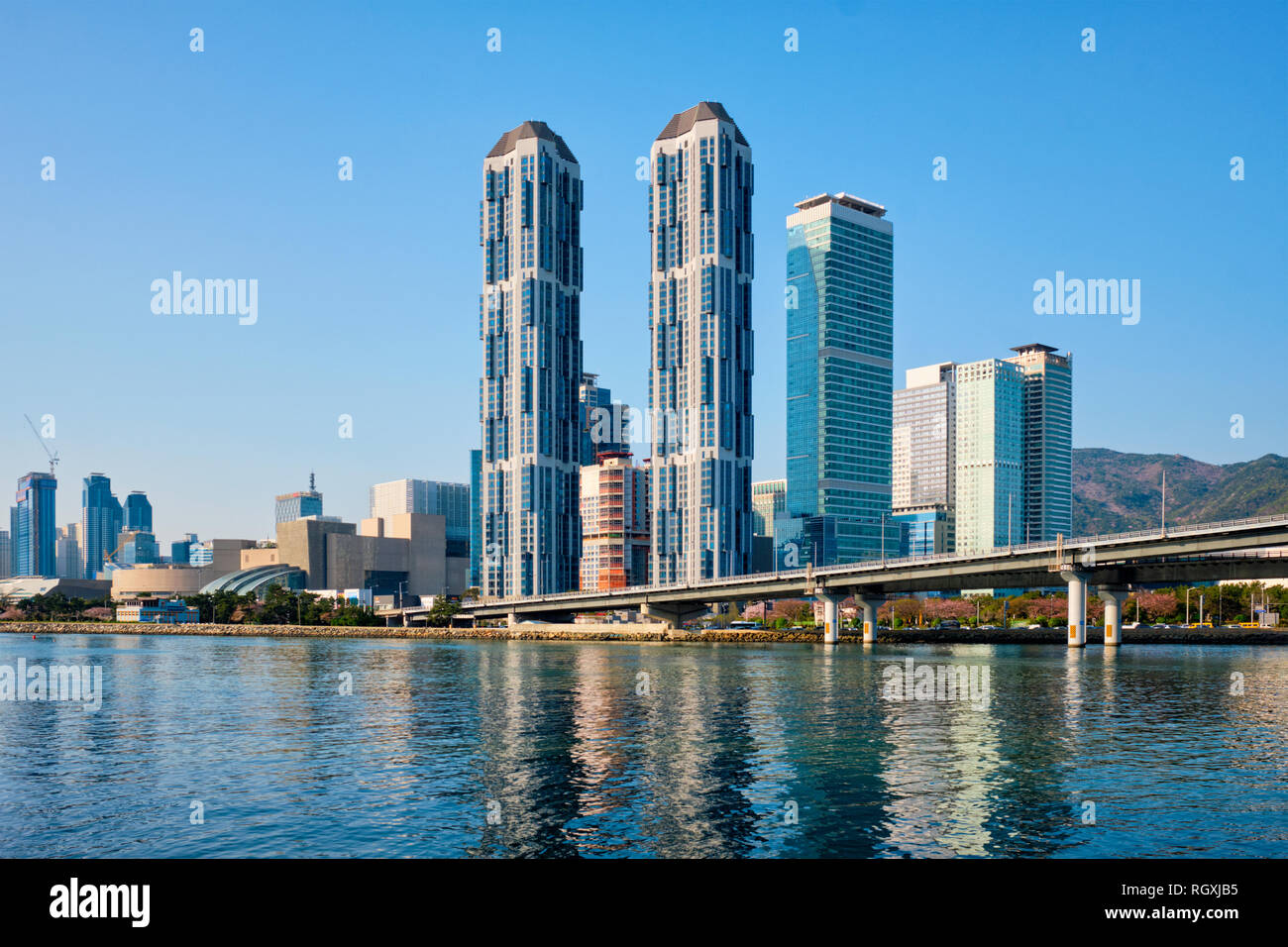 Busan City Wolkenkratzer und Gwangan Brücke, Südkorea Stockfoto