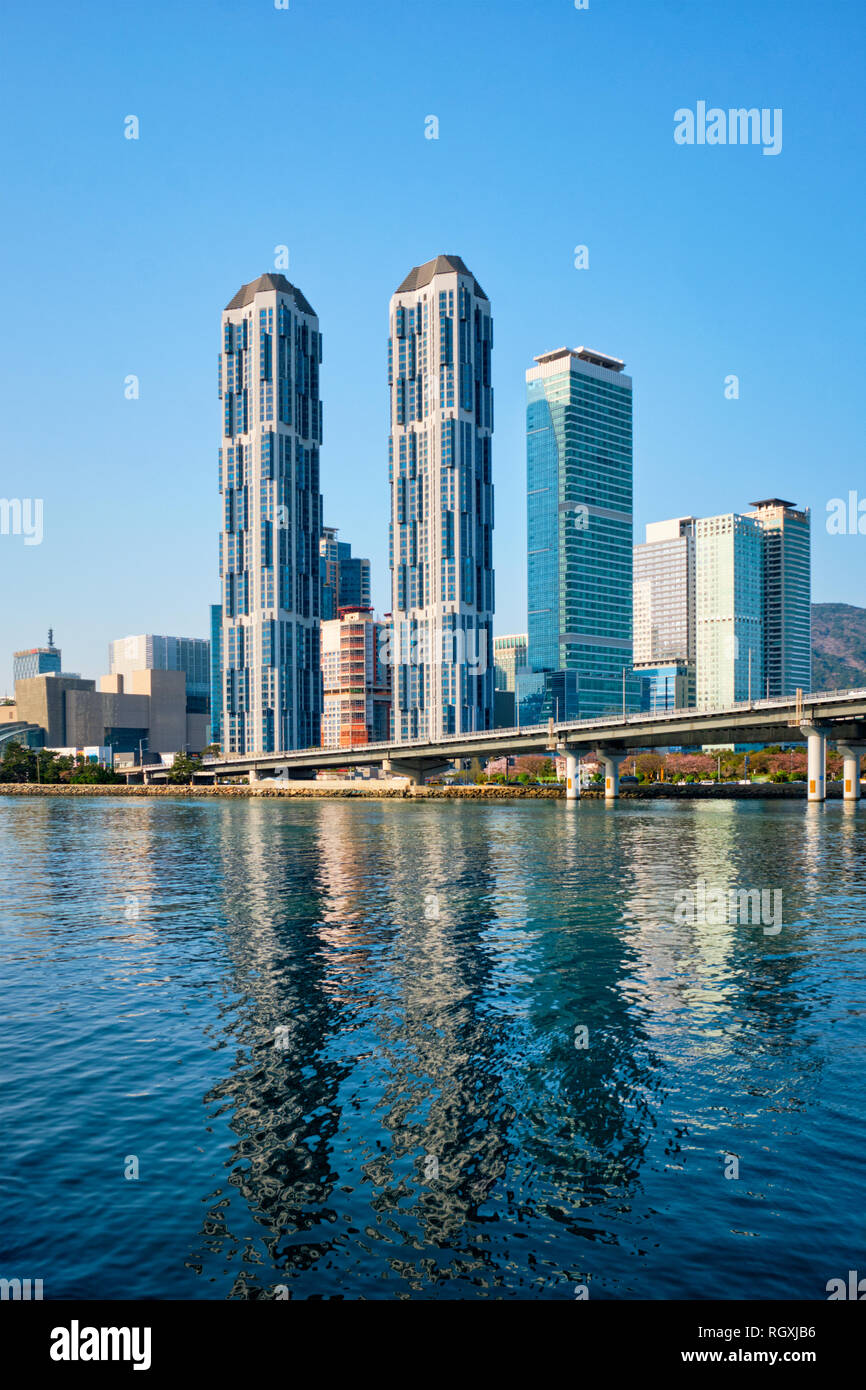 Busan City Wolkenkratzer und Gwangan Brücke, Südkorea Stockfoto