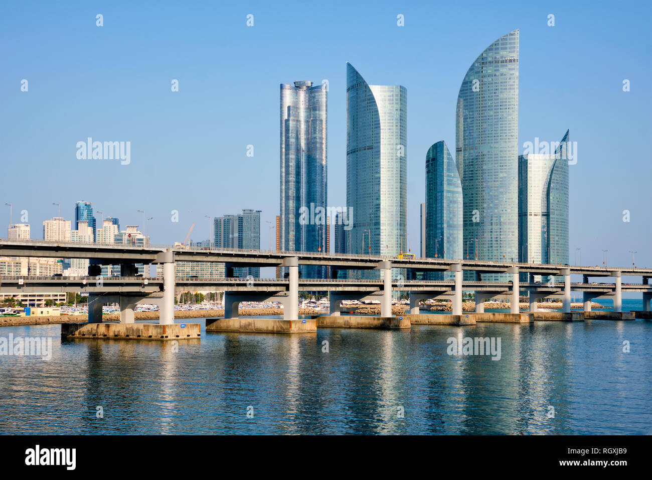 Busan Marine City Wolkenkratzer und Gwangan Brücke, Südkorea Stockfoto