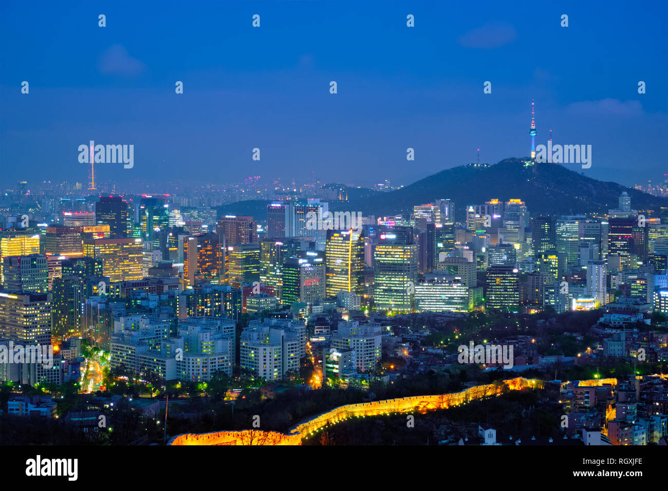 Seoul downtown Stadtbild mit Lichtern und Namsan Seoul Tower am Abend Blick vom Berg Inwang beleuchtet. Seoul, Südkorea. Stockfoto