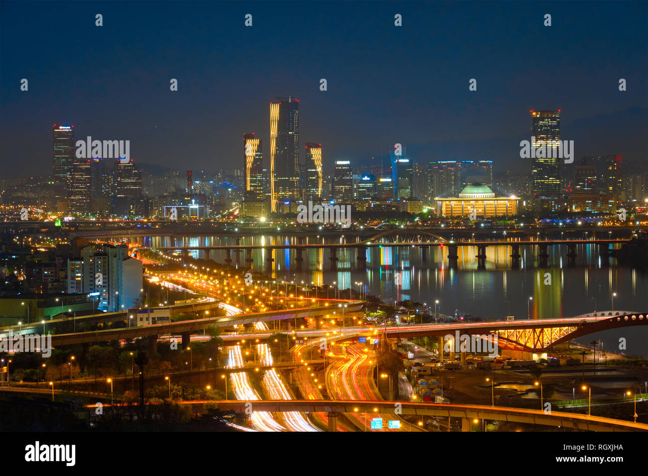 Luftaufnahme von Seoul downtown Stadtbild und Seongsan Brücke über Fluss Han in der Dämmerung. Seoul, Südkorea. Stockfoto