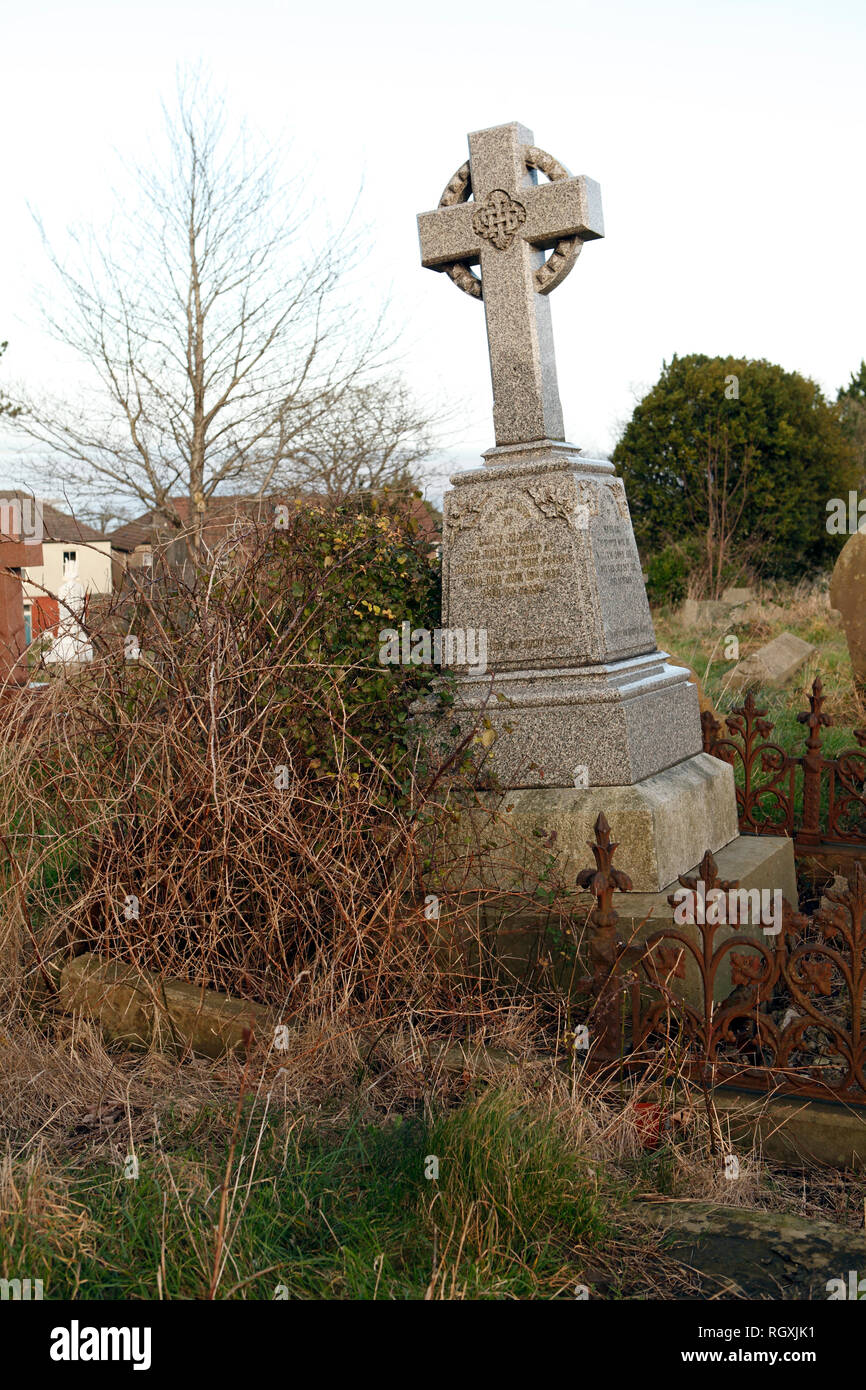 Überwucherten Friedhof in disrepair fallen. Versunkene Gräber, Brombeeren, Unterholz. Stockfoto