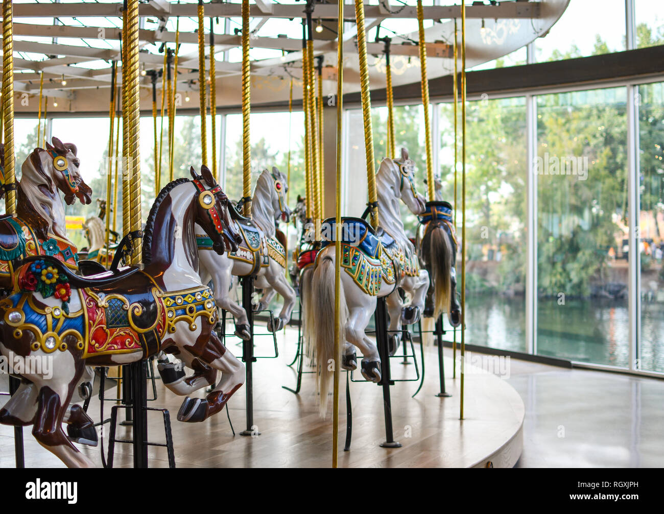 Karussell Pferde am Looff Carousel indoor Merry go round in Riverfront Park, Spokane, Washington leer Stockfoto