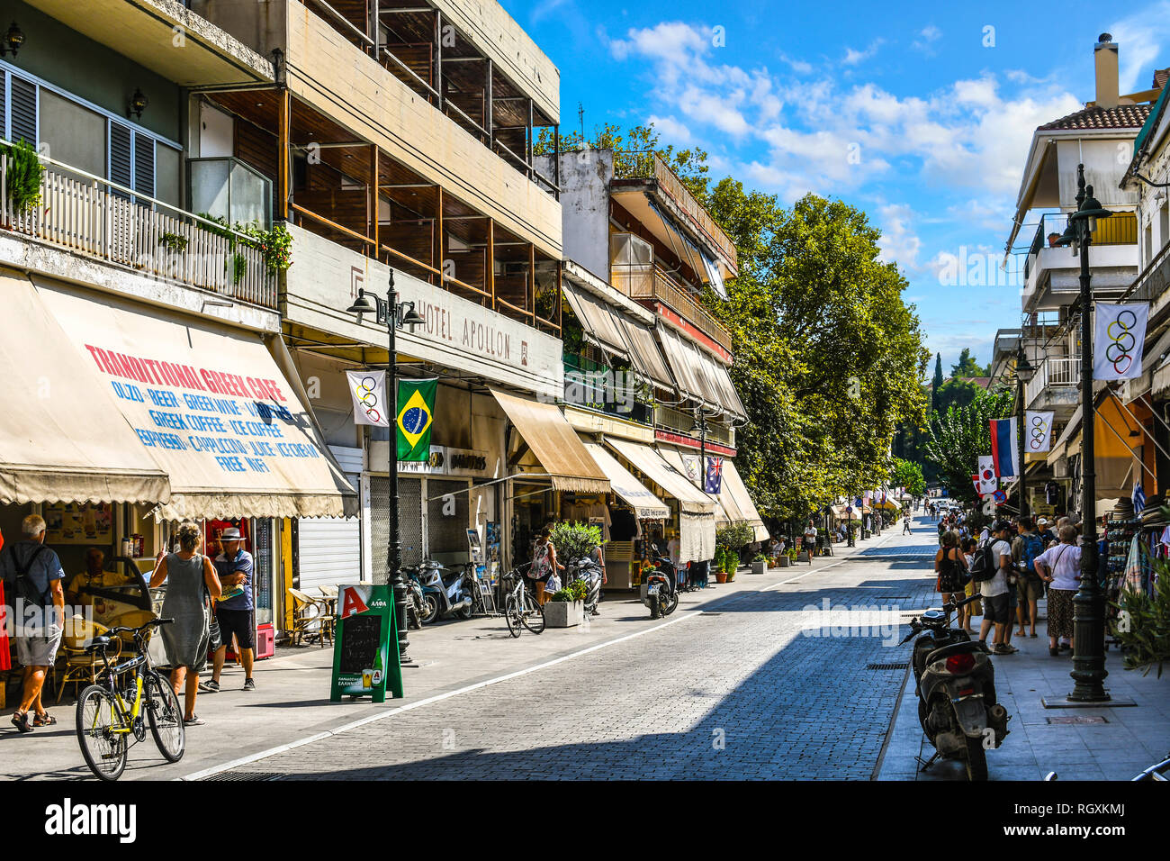 Olympia, Griechenland - 16. September 2018: Touristen shop der lokalen Märkte, Geschäfte und Cafés im Dorf Olympia, Griechenland. Stockfoto