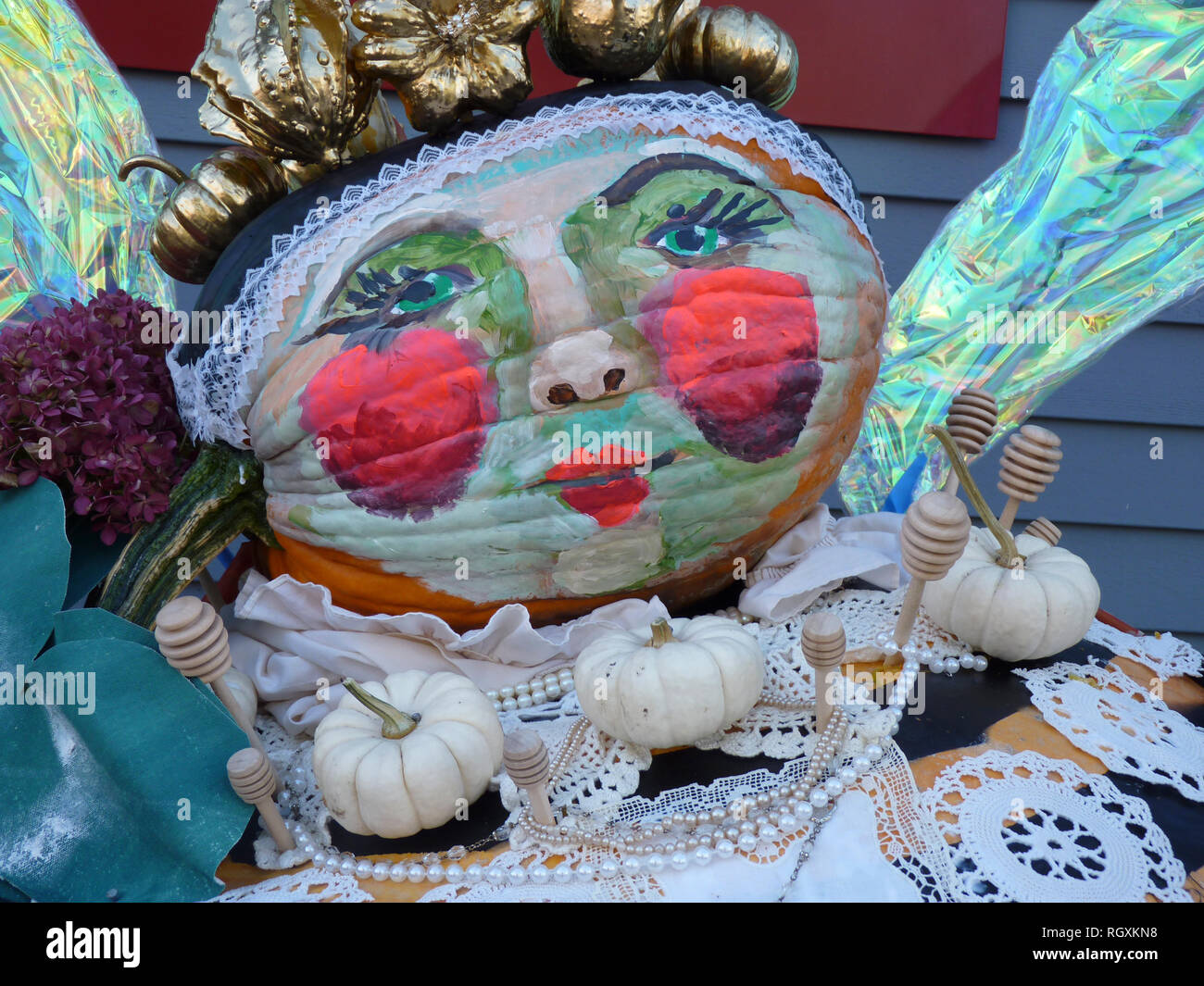 Die KÖNIGIN-BIENE Kürbis: Eine bemalte Kürbis mit Ausdrucksstarken Gesicht an der Damariscotta Kürbisfest, Maine, USA Stockfoto