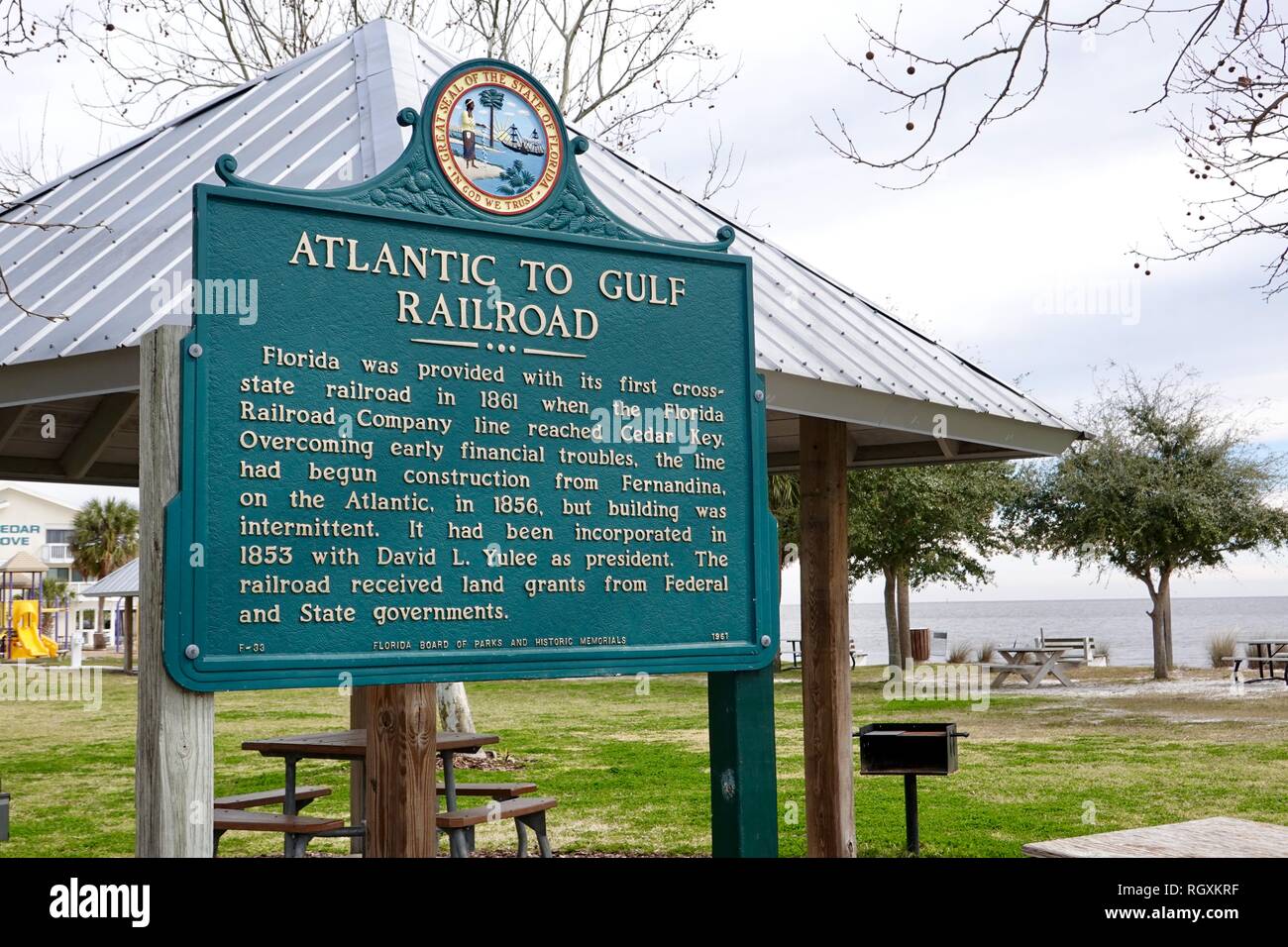 Atlantik Golf Eisenbahn, Florida Brett der Parks und historischen Denkmäler, Zeichen, in dem die alte Kreuz-Eisenbahn nach Cedar Key, Florida, USA. Stockfoto