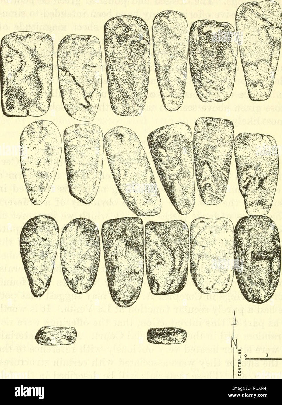 . Bulletin. Ethnologie. 134 BÜRO DER AMERIKANISCHEN ETHNOLOGIE [Stier 170. Abbildung 32.- Angebot Nr. 1 Zeilen, in denen die Proben bilden eine Abbildung nähert sich ein Rechteck platziert wurden, 3 Fuß 2 Zoll auf der Nordseite, 3 Füße auf der Südseite, 3 Fuß 1 Zoll entlang der westlichen Rand und 3 Fuß 5 Zoll auf der Ostseite (pi. 23, b, c). Die beiden senkrecht Stücke standen 4 Zoll südlich der südlichen Reihe pseudocelts. Die Grube, in der dieses Angebot platziert wurde, hatte einen schmalen Anbau im Norden die con - nichts aber die gewöhnlichen pitfall. Die Assoziation mit Denkmal 13 Wir betrachten Stockfoto