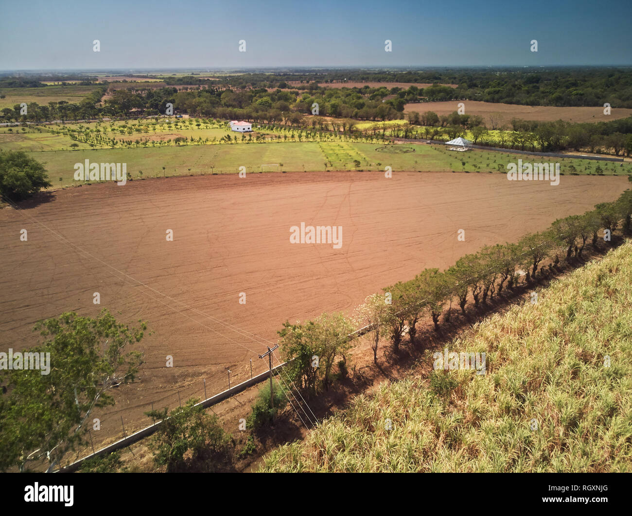 Unbewirtschaftet braune Feld oben drone Ansicht an einem sonnigen Tag Stockfoto
