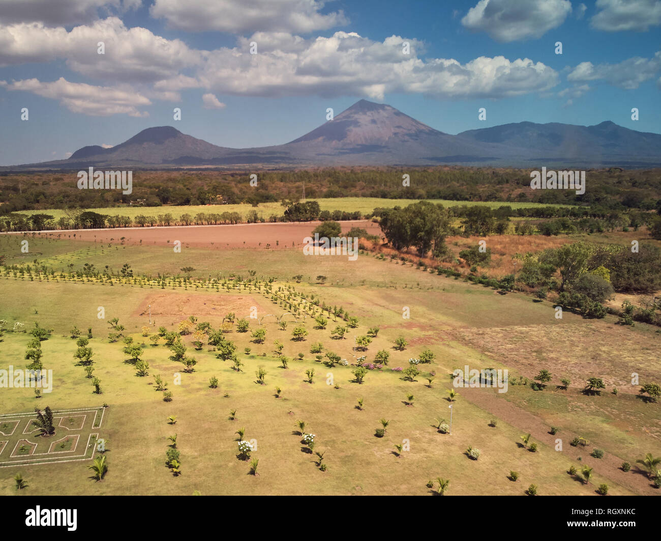 Grünes Feld mit Vulkan Hintergrund. Mittelamerika Reisen Stockfoto
