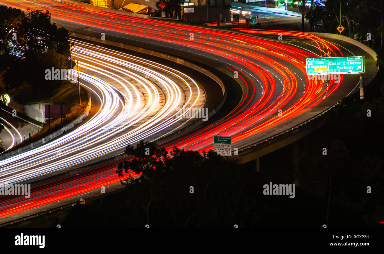 Lange Exposition der Autobahn Verkehr in der Nacht Stockfoto